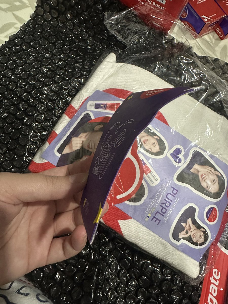edelweiss_IU's tweet photo. Bakit naman ginawang pambalot ng mouthwash yung IU Merch?!! 😤
Eto nga lang rason ko bakit ako kumuha nito tapos ganito pa dadating 🙄🙄🙄
#IUxColgate https://t.co/vKdVmh3SXO