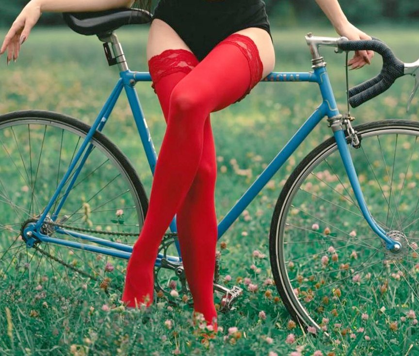 Ну, кто вам сказал, что красные колготки (чулки) - это вычурное, некрасивое?! Я хожу в них по улице (Карл!!!) и мне нравится ловить на себе восхищённые (или удивлённые!) взгляды🤪😝
Скажу коротко: ХУЛИ НЕТ, ЕСЛИ ДА!!!💪😁