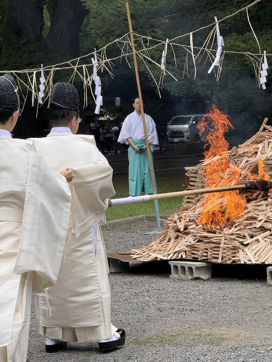 minatokoreeda's tweet photo. La cérémonie du Otakiyage à Hokkaido Jingu. 
Le お焚き上げ est un rituel shintô ou bouddhiste où l’on brûle des objets à valeur spirituelle pour les purifier et leur dire adieu avec respect. https://t.co/mIbRCIZmj6
