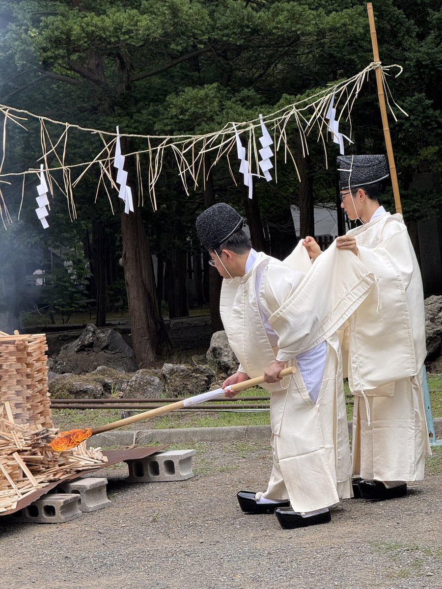 minatokoreeda's tweet photo. La cérémonie du Otakiyage à Hokkaido Jingu. 
Le お焚き上げ est un rituel shintô ou bouddhiste où l’on brûle des objets à valeur spirituelle pour les purifier et leur dire adieu avec respect. https://t.co/mIbRCIZmj6