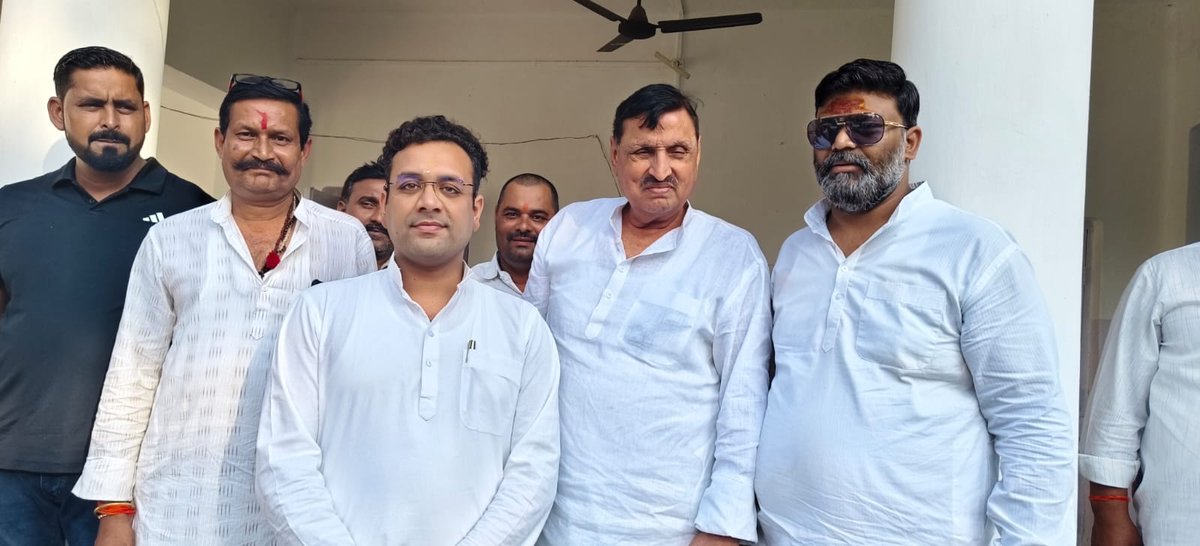 amanmani99's tweet photo. आज फरेंदा डाक बंगले में पहुंचकर हम व पूर्व मंत्री मा श्यामनारायन त्रिपाठी जी व पूर्व मंत्री मा अमरमणि त्रिपाठी जी उपस्थित होकर उपस्थित जनसमूह का कुशल क्षेम जाना इस मौके पर पूर्व प्रमुख श्री प्रहलाद प्रसाद, अनूप पाण्डेय, महकू प्रधान, प्रधान नुरुलहुदा, प्रधान सुभराती, फैज खान, राहुल त्रिपाठी, तैयब खान, आदर्श पाण्डेय, विनीत पाण्डेय सहित तमाम गणमान्य लोग मौजूद रहे