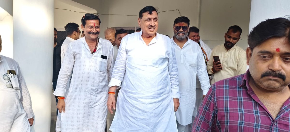 amanmani99's tweet photo. आज फरेंदा डाक बंगले में पहुंचकर हम व पूर्व मंत्री मा श्यामनारायन त्रिपाठी जी व पूर्व मंत्री मा अमरमणि त्रिपाठी जी उपस्थित होकर उपस्थित जनसमूह का कुशल क्षेम जाना इस मौके पर पूर्व प्रमुख श्री प्रहलाद प्रसाद, अनूप पाण्डेय, महकू प्रधान, प्रधान नुरुलहुदा, प्रधान सुभराती, फैज खान, राहुल त्रिपाठी, तैयब खान, आदर्श पाण्डेय, विनीत पाण्डेय सहित तमाम गणमान्य लोग मौजूद रहे