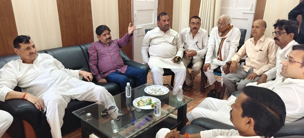 amanmani99's tweet photo. आज फरेंदा डाक बंगले में पहुंचकर हम व पूर्व मंत्री मा श्यामनारायन त्रिपाठी जी व पूर्व मंत्री मा अमरमणि त्रिपाठी जी उपस्थित होकर उपस्थित जनसमूह का कुशल क्षेम जाना इस मौके पर पूर्व प्रमुख श्री प्रहलाद प्रसाद, अनूप पाण्डेय, महकू प्रधान, प्रधान नुरुलहुदा, प्रधान सुभराती, फैज खान, राहुल त्रिपाठी, तैयब खान, आदर्श पाण्डेय, विनीत पाण्डेय सहित तमाम गणमान्य लोग मौजूद रहे