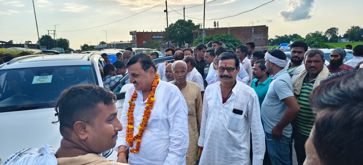 amanmani99's tweet photo. आज फरेंदा विधान सभा क्षेत्र के ग्राम महादेवा दुबे चौराहे हम व पूर्व मंत्री मा श्यामनरान त्रिपाठी व पूर्व मंत्री मा अमरमणि त्रिपाठी जी ने पहुंचकर उपस्थित जनसमूह का कुशल क्षेम जाना और उनकी जनसमस्याओ को सुन कर त्वरित निस्तारण हेतु संबंधित अधिकारियों को निर्देशित किया इस मौके पर पूर्व प्रमुख श्री प्रहलाद प्रसाद, प्रधान सुदामा यादव, प्रधान नुरुलहुदा, प्रधान सुभराती, फैज खान, राहुल त्रिपाठी, आदर्श पाण्डेय, तैयब खान, विनीत पाण्डेय सहित तमाम गणमान्य लोग मौजूद रहे