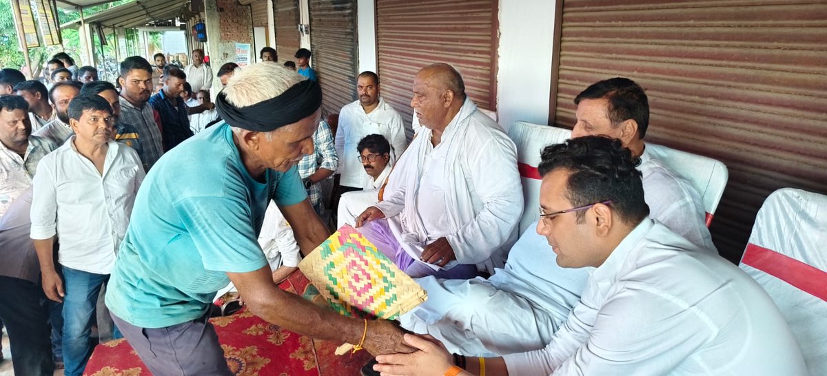 amanmani99's tweet photo. आज फरेंदा विधान सभा क्षेत्र के ग्राम महादेवा दुबे चौराहे हम व पूर्व मंत्री मा श्यामनरान त्रिपाठी व पूर्व मंत्री मा अमरमणि त्रिपाठी जी ने पहुंचकर उपस्थित जनसमूह का कुशल क्षेम जाना और उनकी जनसमस्याओ को सुन कर त्वरित निस्तारण हेतु संबंधित अधिकारियों को निर्देशित किया इस मौके पर पूर्व प्रमुख श्री प्रहलाद प्रसाद, प्रधान सुदामा यादव, प्रधान नुरुलहुदा, प्रधान सुभराती, फैज खान, राहुल त्रिपाठी, आदर्श पाण्डेय, तैयब खान, विनीत पाण्डेय सहित तमाम गणमान्य लोग मौजूद रहे