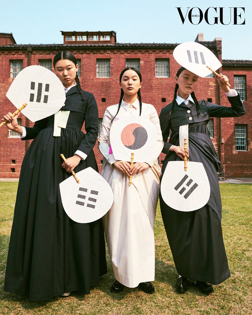 화보 너무 멋지다

*화보 속 태극기 부채의 태극 형태와 건곤감리의 배치는 1919년 3.1운동 당시 평양 지역의 만세 운동을 주도한 숭실학교의 태극기를 따랐습니다.