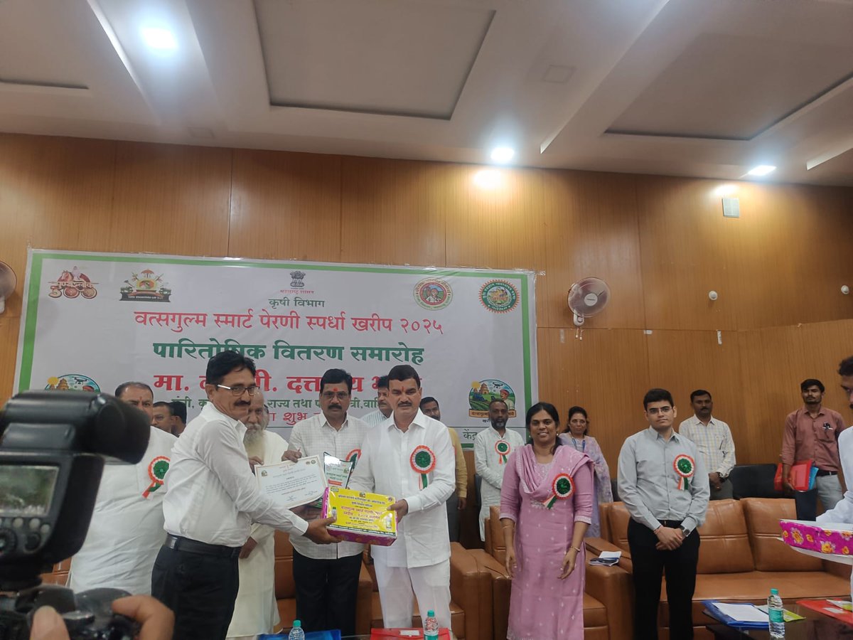 IFFCO_Maharashstra (@iffco_maha) on Twitter photo वाशिम येथे 79 व्या स्वतंत्रता दिवसाच्या निमित्ताने कृषी विभागाने आयोजित केलेल्या पारितोषक वितरण समारंभात मा.<a href="/bharanemamaNCP/">Dattatray Bharane</a> कृषिमंत्री, महाराष्ट्र यांनी 25 प्रगतशील शेतकऱ्यांना #IFFCONanoFertiliser किटचे वाटप केले. जिल्हाधिकारी मा.भुवनेश्वरी मॅडम उपस्थित होत्या.<a href="/fertmin_india/">Department of Fertilizers</a> वाशिम येथे 79 व्या स्वतंत्रता दिवसाच्या निमित्ताने कृषी विभागाने आयोजित केलेल्या पारितोषक वितरण समारंभात मा.<a href="/bharanemamaNCP/">Dattatray Bharane</a> कृषिमंत्री, महाराष्ट्र यांनी 25 प्रगतशील शेतकऱ्यांना #IFFCONanoFertiliser किटचे वाटप केले. जिल्हाधिकारी मा.भुवनेश्वरी मॅडम उपस्थित होत्या.<a href="/fertmin_india/">Department of Fertilizers</a>