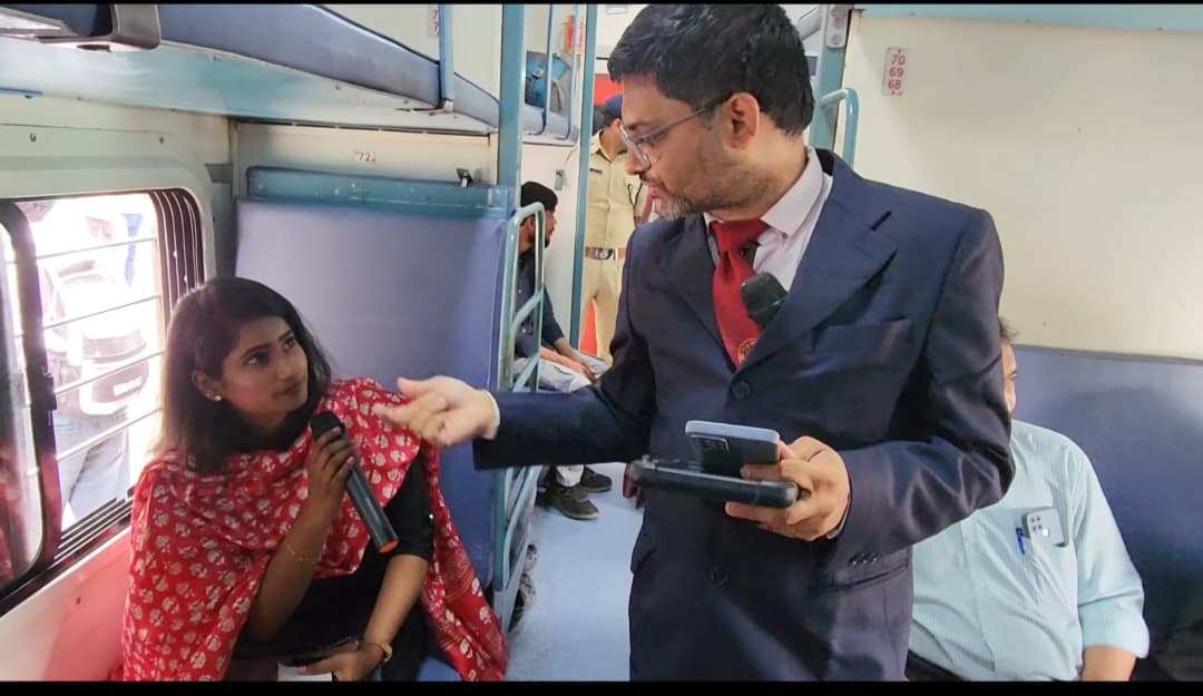 SrDCMSC's tweet photo. Digital Ticketing Drive of Sr.DCM and Team #SCDivision!
promoted QR payments & #UTSOnMobile app, highlighting 3% cashback on tickets booked via R-Wallet.
#AvoidQlinegoonline #RailwayRewards @drmsecunderabad https://t.co/NL5RBOM5mV