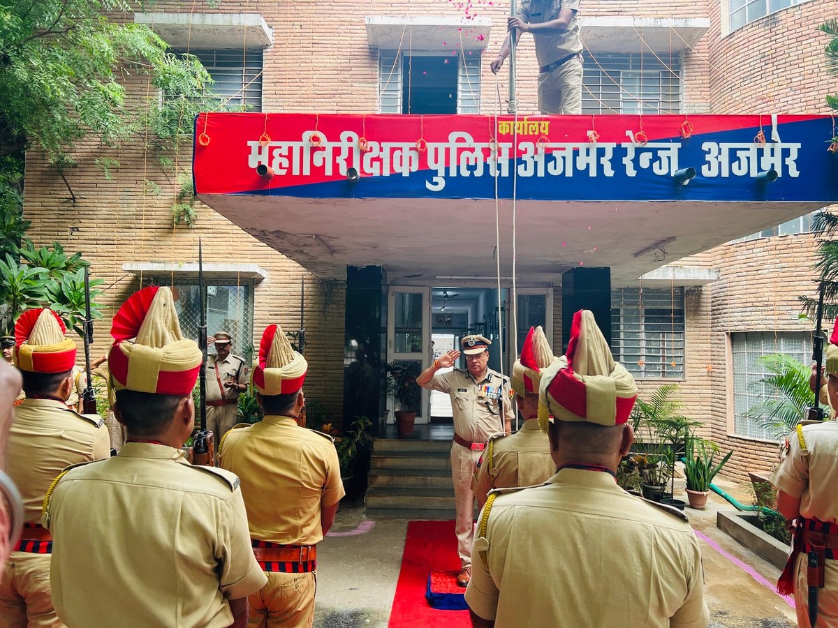 IgpAjmer's tweet photo. श्री राजेन्द्र सिंह, महानिरीक्षक पुलिस महोदय, अजमेर रेंज, अजमेर द्वारा रेंज कार्यालय में ध्वजारोहण कर 79वें स्वतंत्रता दिवस मनाया गया। इस अवसर पर सभी पुलिस अधिकारी एवं कर्मचारियों को स्वतंत्रता दिवस की बधाई दी।@PoliceRajasthan #IndependenceDay #स्वतंत्रता_दिवस #15august #igpajmer https://t.co/dGlEKevR6p