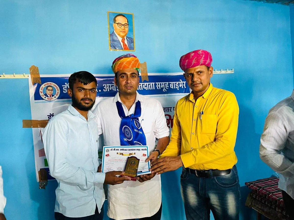 MOTIBARUPAL's tweet photo. राजस्थान प्रदेश कांग्रेस कमेटी के सचिव आदरणीय आजादसिंह जी राठौड को जन्मदिन की हार्दिक शुभकामनाएँ। 
आपकी अटूट निष्ठा, सेवा-भाव और नेतृत्व का प्रकाशपुंज हम सभी के लिए प्रेरणास्रोत है।

प्रकृति आपको लंबी उम्र, उत्तम स्वास्थ्य और अपार सफलता प्रदान करें।
@AzadBarmer https://t.co/Or78yroE3D