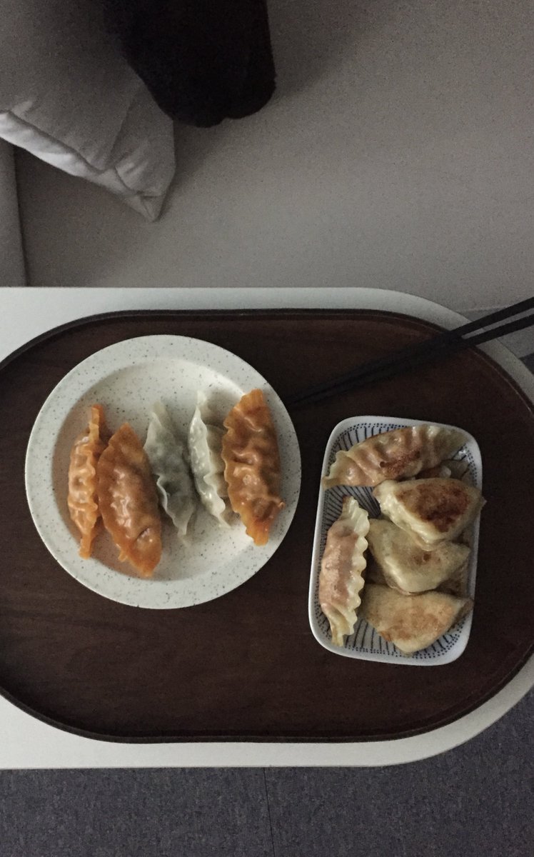 혼자 만두 품평회열음
짬뽕만두 교자만두 마라만두 새우만두 콘치즈만두 .... 짬뽕만두가 ㅁㅊ놈이네요