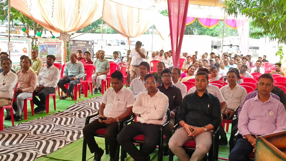 आज दिनांक 15 अगस्त 2025 को माननीय मुख्य अभियंता महोदय  द्वारा  में समारोह में उत्कृष्ट प्रदर्शन करने वाले अधिकारियों एवं कर्मचारियों को प्रशस्ति पत्र प्रदान कर सम्मानित किया गया।