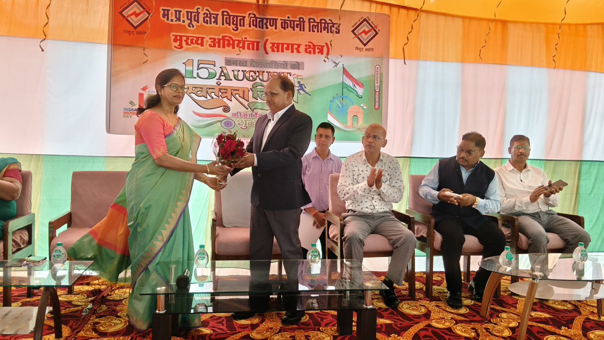 mppkvvclsr's tweet photo. आज दिनांक 15 अगस्त 2025 को माननीय मुख्य अभियंता महोदय  द्वारा  में समारोह में उत्कृष्ट प्रदर्शन करने वाले अधिकारियों एवं कर्मचारियों को प्रशस्ति पत्र प्रदान कर सम्मानित किया गया। https://t.co/xNGdF6CUvN