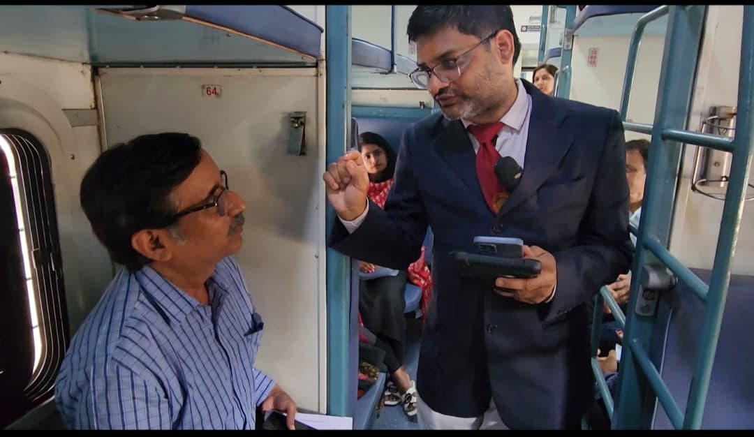 SrDCMSC's tweet photo. Digital Ticketing Drive of Sr.DCM and Team #SCDivision! promoted QR payments & #UTSOnMobile app, highlighting 3% cashback on tickets booked via R-Wallet. #AvoidQlinegoonline #RailwayRewards
@drmsecunderabad https://t.co/rjaTIAlnCa
