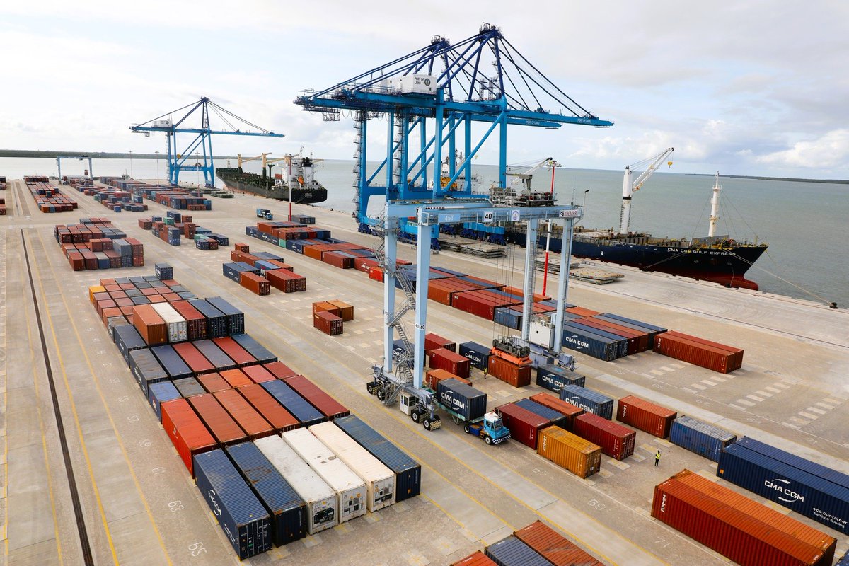 Kenya_Ports's tweet image. MV Gulf Express docks at Port of Lamu on a maiden voyage with operations currently ongoing.

Lamu is scaling up operations with more vessel calls expected, boosting its role as a key hub for transshipment, and  trade  facilitator for northern Kenya and neighboring land linked…