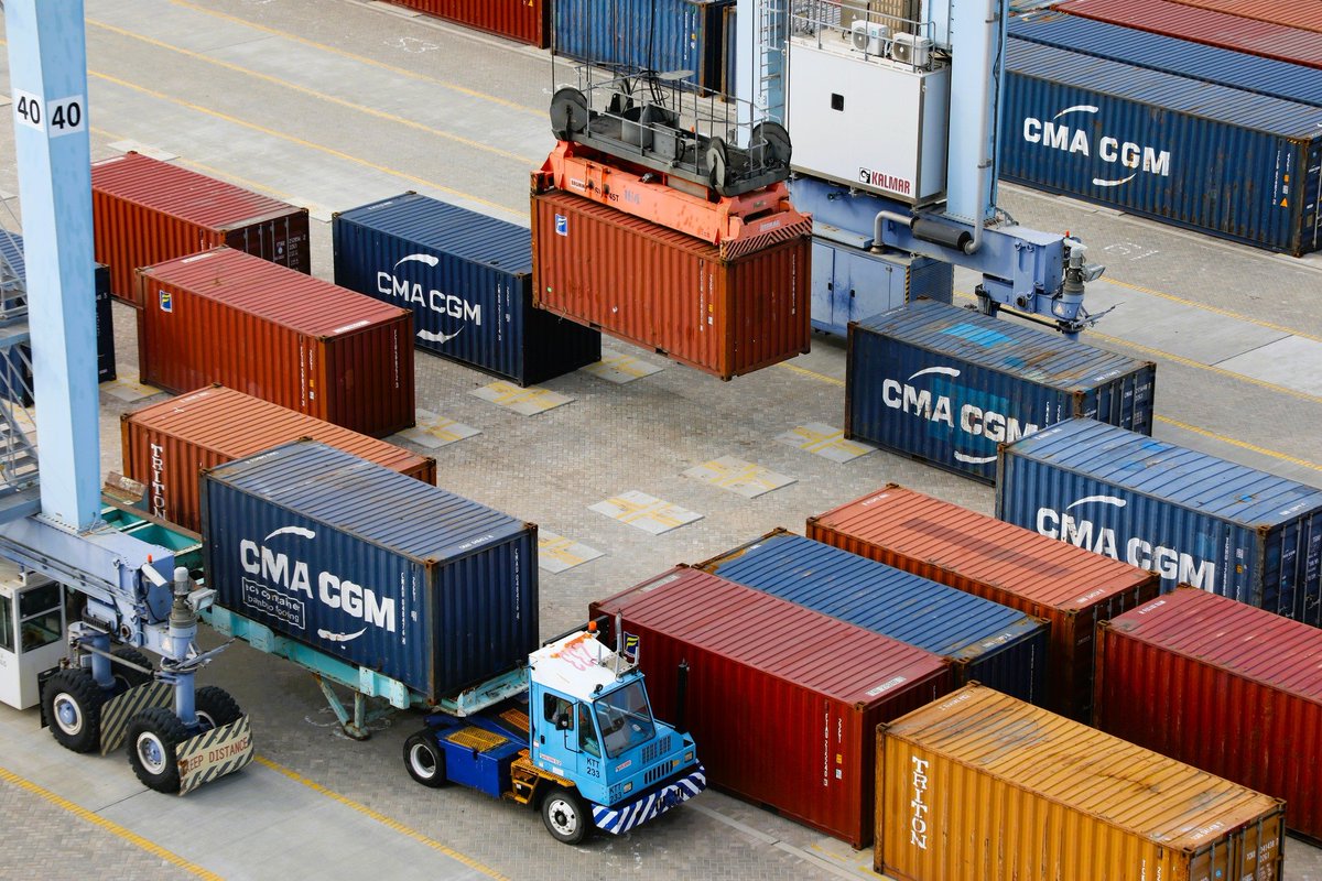 Kenya_Ports's tweet image. MV Gulf Express docks at Port of Lamu on a maiden voyage with operations currently ongoing.

Lamu is scaling up operations with more vessel calls expected, boosting its role as a key hub for transshipment, and  trade  facilitator for northern Kenya and neighboring land linked…