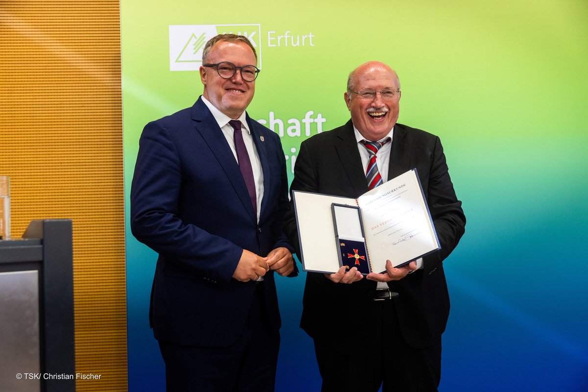 „Dieter Bauhaus wird das Verdienstkreuz erster Klasse des Verdienstordens der Bundesrepublik Deutschland im Namen von Bundespräsident Frank-Walter Steinmeier verliehen. Das ist die höchste Auszeichnung, die die Bundesrepublik zu vergeben hat. Sie steht für Engagement,