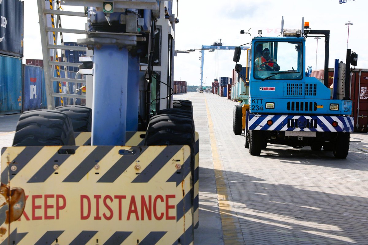 Kenya_Ports's tweet image. MV Gulf Express docks at Port of Lamu on a maiden voyage with operations currently ongoing.

Lamu is scaling up operations with more vessel calls expected, boosting its role as a key hub for transshipment, and  trade  facilitator for northern Kenya and neighboring land linked…