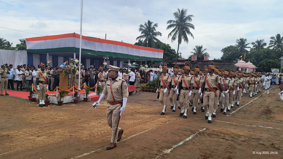DRMKhurdaRoad's tweet photo. 🇮🇳 Shri Alok Tripathi, DRM #KhurdaRoadDivision, exchanging salute with the contingents during the #IndependenceDay #79thIndependenceDay2025 parade organised by RPF, Bharat Scouts & Guides, Civil Defence and school children _ a proud tribute to the spirit of the nation. 

#UpdateKhurdaRoad
@RailMinIndia @EastCoastRail