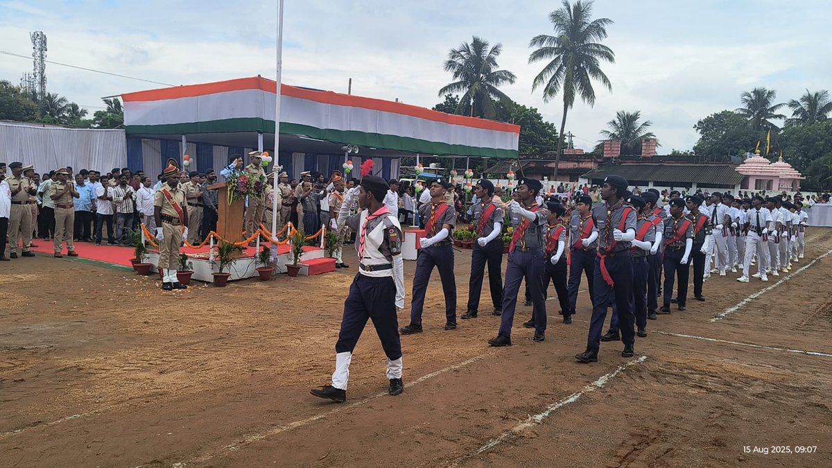 DRMKhurdaRoad's tweet photo. 🇮🇳 Shri Alok Tripathi, DRM #KhurdaRoadDivision, exchanging salute with the contingents during the #IndependenceDay #79thIndependenceDay2025 parade organised by RPF, Bharat Scouts & Guides, Civil Defence and school children _ a proud tribute to the spirit of the nation. 

#UpdateKhurdaRoad
@RailMinIndia @EastCoastRail