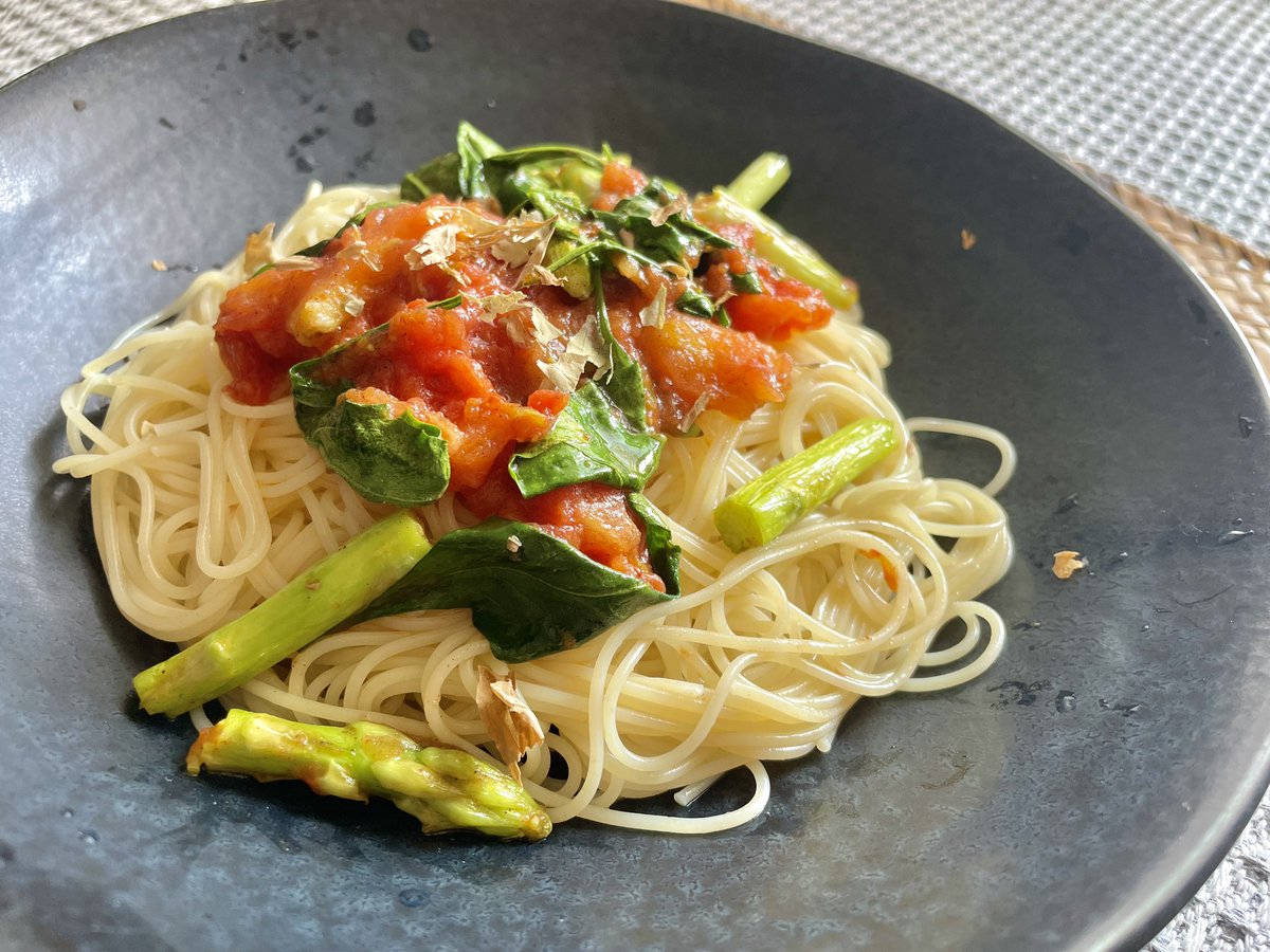corinukotan's tweet photo. 浅漬けトマト(笑)と自家栽培ぴーまんの葉の冷製パスタ(普通にめちゃウマウマ) https://t.co/lIJ1zE1bLo