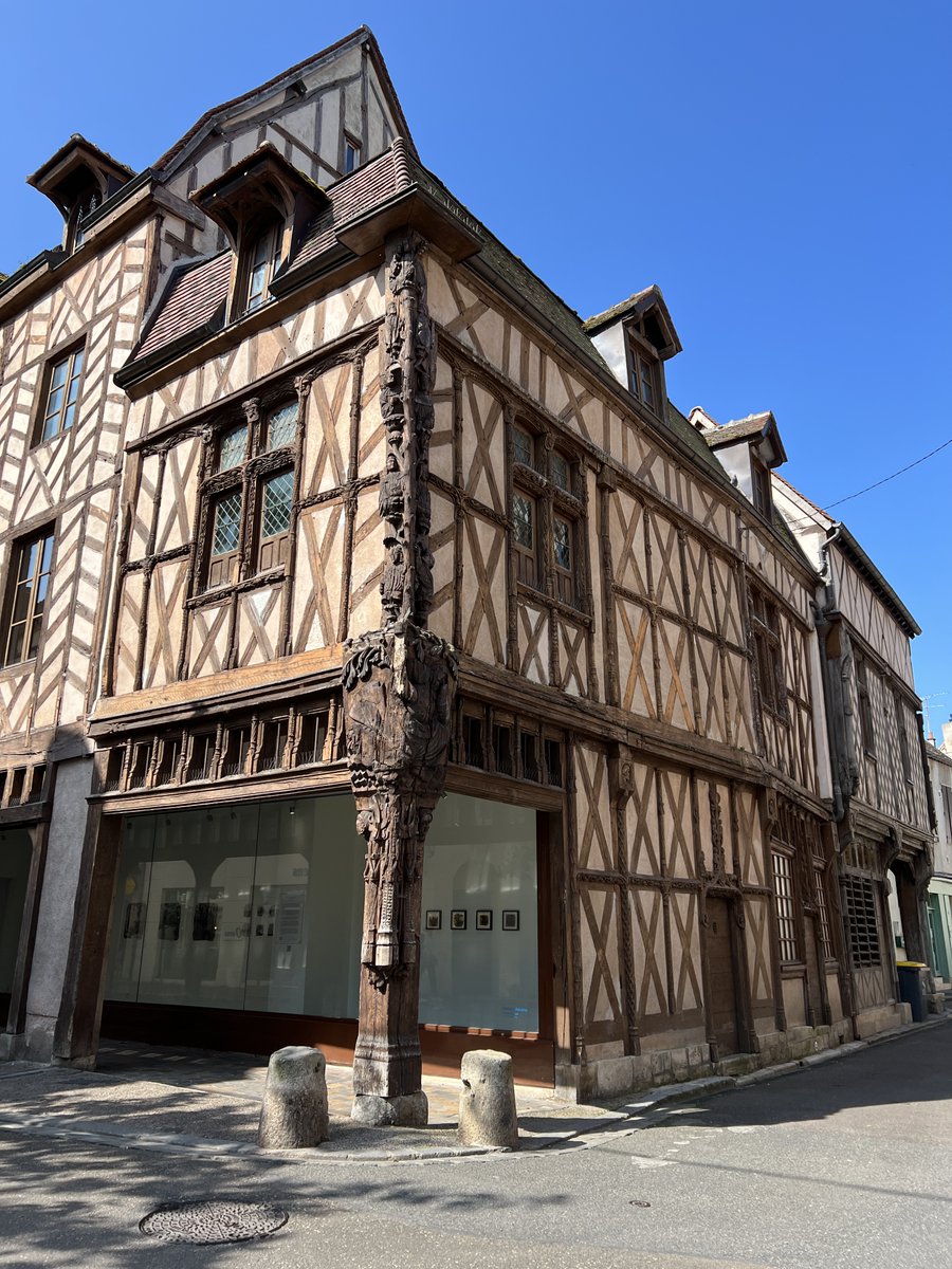 It's Y-Day in the A to Z of France! What's your favourite French place beginning with Y?
📷 Dept of Yvelines (Versailles gardens); Yvoire, Haute-Savoie Jerome Palacios; Yonne, Burgundy (Sens)
#thegoodlifefrance