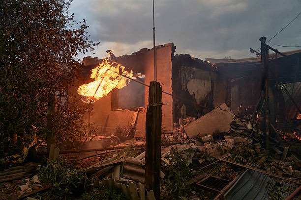 Sloviansk on the eve of Trump-Putin talk 

An explosive device detonates, throwing a resident to the ground and severely wounding a firefighter helping clear debris in the yard of a damaged house following a Russian airstrike

#Russia #Ukraine Photos @pierrecrom <a href="/GettyImages/">Getty Images</a>