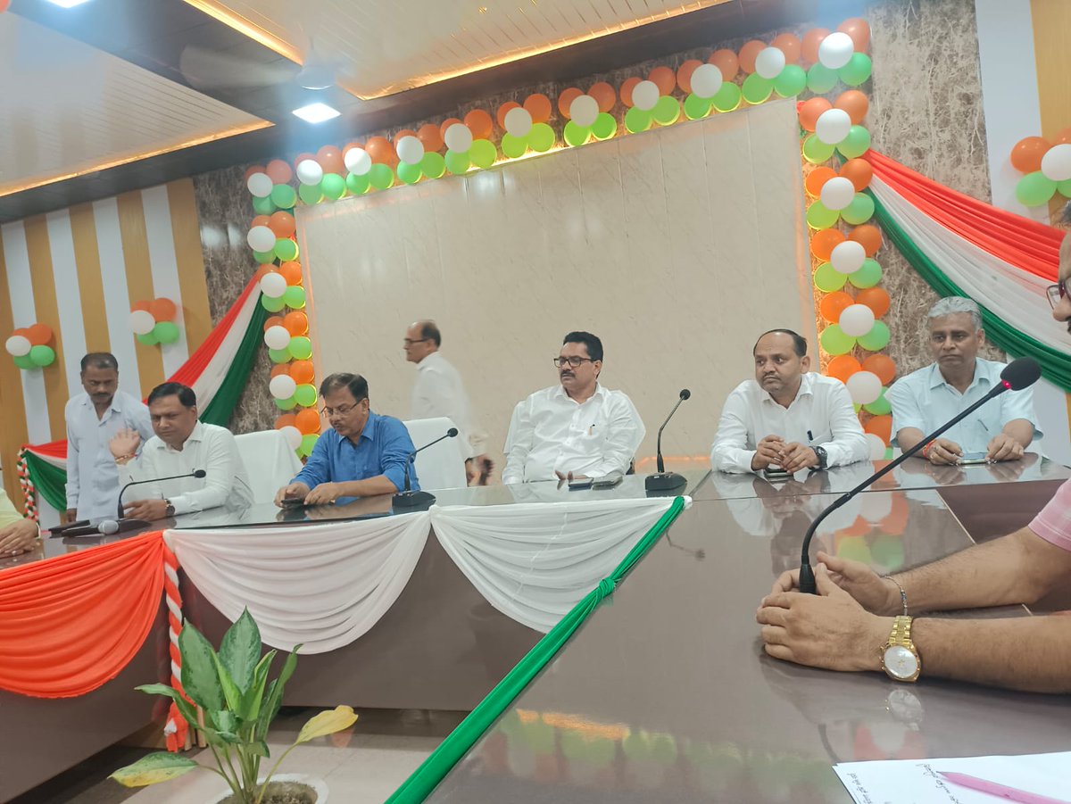 आज दिनाँक 15 अगस्त को विकास भवन हमीरपुर में CDO श्री अरुण कुमार सिंह सर द्वारा झंडारोहण करने के पश्चात कल्पबृक्ष सभागार में भव्य गोष्ठी का  आयोजन हुआ।
<a href="/CMOfficeUP/">CM Office, GoUP</a> <a href="/uppanchayatiraj/">Panchayati Raj Department, GoUP</a> <a href="/dmhamirpurup/">DM Hamirpur-UP</a> @cdohamirpur