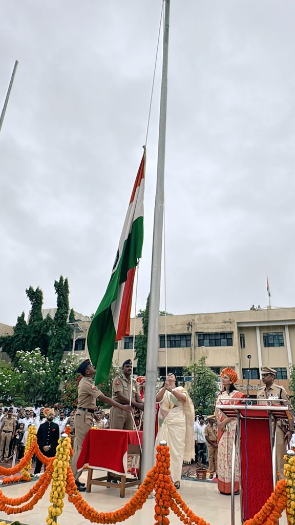 Pankajamunde's tweet photo. "सारे जहाँ से अच्छा हिंदोस्ता हमारा!"

आज ७९ व्या स्वातंत्र्य दिनानिमित्त जिल्हाधिकारी कार्यालय, जालना येथे ध्वजवंदन करण्याचा गौरव लाभला. या वेळी उपस्थितांशी संवाद साधून स्वातंत्र्यदिनाच्या शुभेच्छा दिल्या.
चला, आपल्या देशाच्या विकासासाठी आणि प्रगतीसाठी नेहमीच कटिबद्ध राहूया.

जालना जिल्हातील जेष्ठ स्वातंत्र्य सैनिक यांची भेट घेऊन संवाद साधला व त्यांचा सन्मान केला. तसेच राष्ट्रीय गुणवत्ता प्राप्त खेळाडू आणि क्रीडा श्रेत्रातील विविध पुरस्कार प्राप्त व्यक्तींचा सत्कार करण्यात आला.
#IndependenceDay #स्वतंत्रता_दिवस_2025 #जालना #Jalna