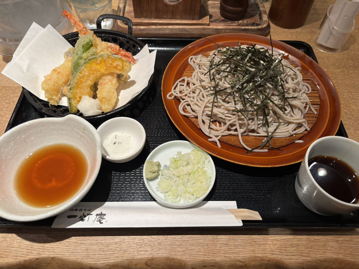 kenbo_555's tweet photo. 到着🛬🫠
とりあえず飯食うぞー‼️
疲れた体に天ざるそば最高‼️
生き返った😇
#新千歳空港　#マウンテンバイクツーリング　#汗だく💦　#天ざるそば https://t.co/MKkVQhUVoA