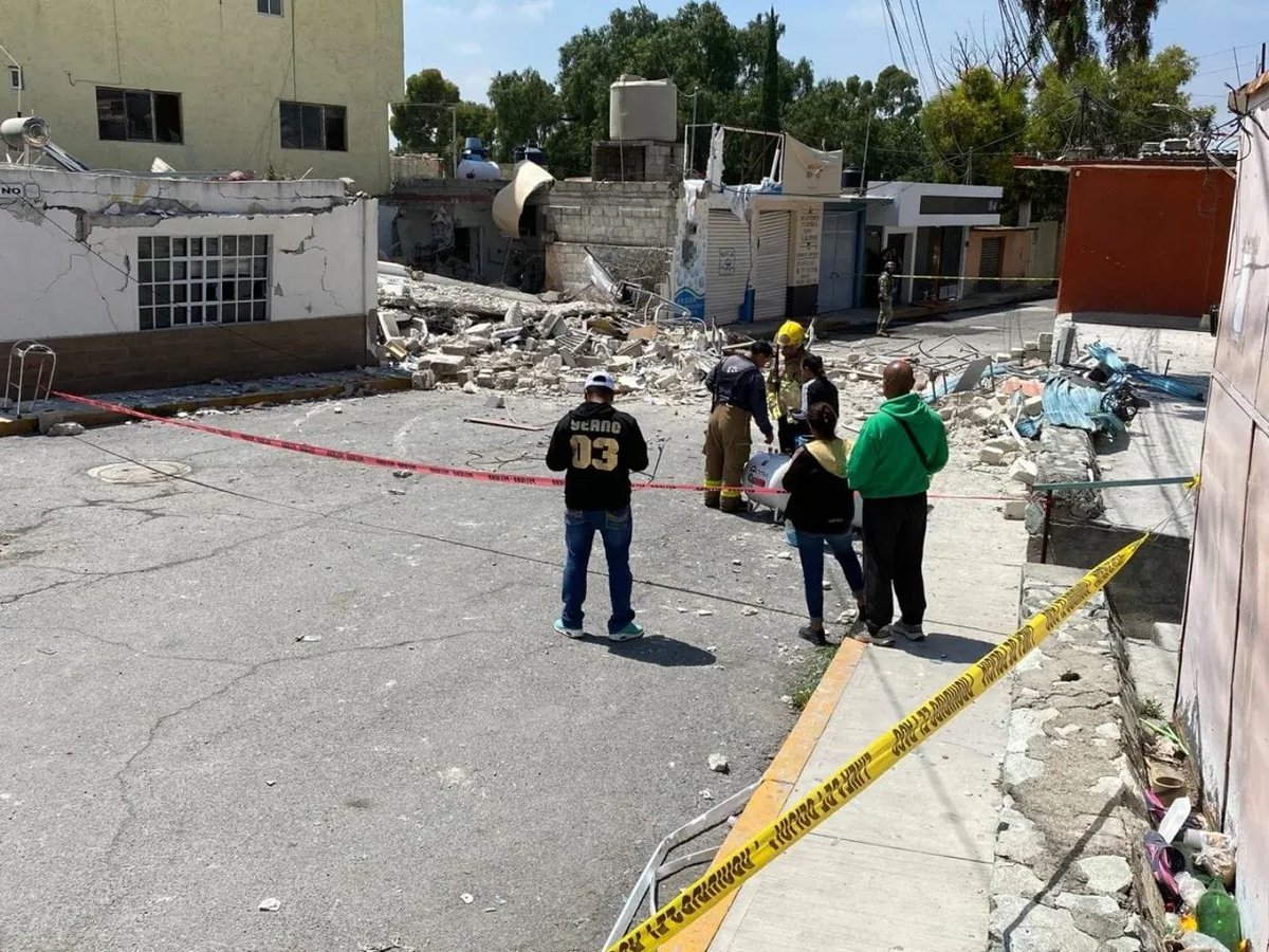 CronicasLDN's tweet photo. Una persona #lesionada fue el saldo de la #explosión de dos tanques de gas en la colonia El Tezontle en #Pachuca.

La casa quedo completamente destruida y tres más sufrieron daños considetables.
#Nacionales https://t.co/EBcTJlD30l