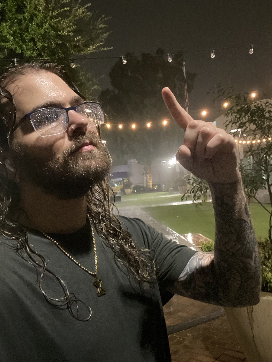 Floridian gets caught in the rain in dry place. God bless