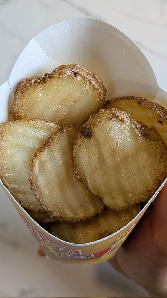 ミニストップのポテトコンソメパンチ味注文してから揚げてくれるしほくほくで芋芋しい芋でむっちゃ美味いから芋好き食べな🥔