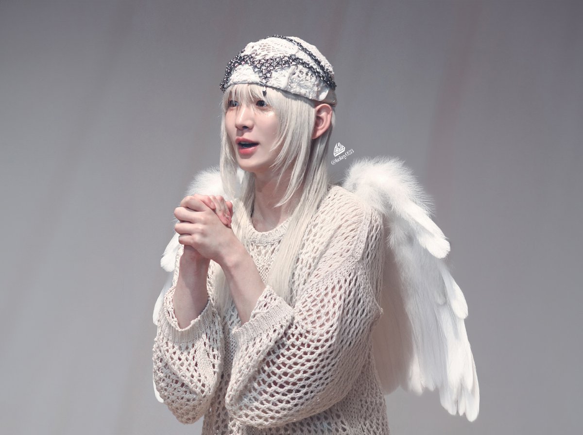 갤럭시 AI + 간단 후작업으로 날개 붙여보기 ,, 
천사님이 저희를 위해 기도해주시네요 ... 👼