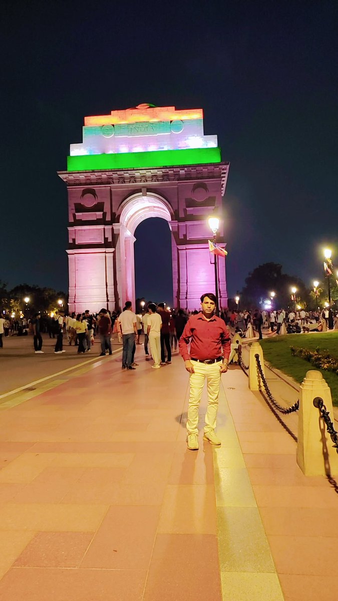 Arkvanshiprem's tweet photo. आज हम उन आजादी के दीवानों को नमन करते हैं, जिन्होंने देश की आजादी के लिए सर्वस्व न्योछावर कर दिया। जिनके त्याग, समर्पण और बलिदान से देश को स्वतंत्रता मिली।

सभी देशवासियों को स्वतंत्रता दिवस की हार्दिक शुभकामनाएं।

जय हिंद  🇮🇳 https://t.co/0zH4h0fDgU