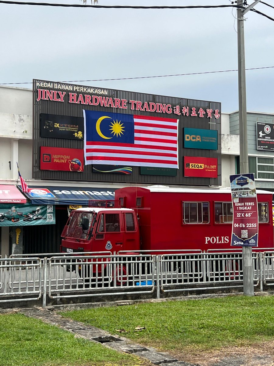 Kebetulan di Pulau Pinang, semalam saya ambil kesempatan turun ke Bertam untuk lihat kedai hardware yang tular insiden bendera terbalik.

Pada hari yang sama juga Ketua Pemuda UMNO dan penyokong beliau turun untuk berdemonstrasi di depan kedai hardware.

Ini komen saya.