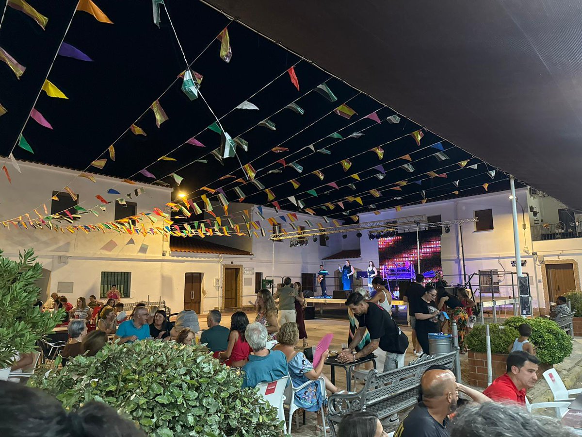 PSOE Badajoz /❤️ (@psoebadajoz) on Twitter photo ¡¡Sagrajeños y sagrajeñas, felices fiestas!!🎈🎉 Ayer arrancaron las ferias y fiestas en honor de Sta. María Nuestra Señora. Y en ese inicio estuvieron nuestra portavoz <a href="/silgoncha/">Silvia González /♥️</a> y las concejalas socialistas <a href="/nuriacabaprove/">Nuria Cabanillas</a> <a href="/ConchaBan/">Concha Baños/❤️</a> Sara Durán y Pedro Miranda
➡️ ¡Pasadlo bien! ¡¡Sagrajeños y sagrajeñas, felices fiestas!!🎈🎉 Ayer arrancaron las ferias y fiestas en honor de Sta. María Nuestra Señora. Y en ese inicio estuvieron nuestra portavoz <a href="/silgoncha/">Silvia González /♥️</a> y las concejalas socialistas <a href="/nuriacabaprove/">Nuria Cabanillas</a> <a href="/ConchaBan/">Concha Baños/❤️</a> Sara Durán y Pedro Miranda
➡️ ¡Pasadlo bien!