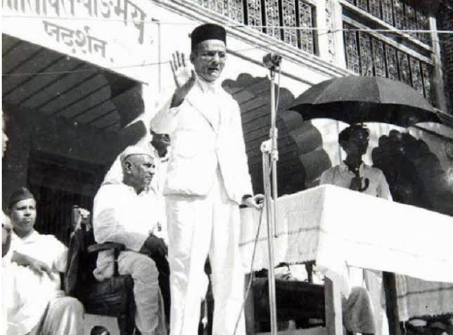 जिसने काले पानी में भी आज़ादी का गीत लिखा,
जिसकी कलम ने हर बंदिश का मीत लिखा।
वीर सावरकर, तेरी शान को क्या कोई माप सके,
वीडियो क्या, इतिहास भी तेरा हक़ न चुका सके।