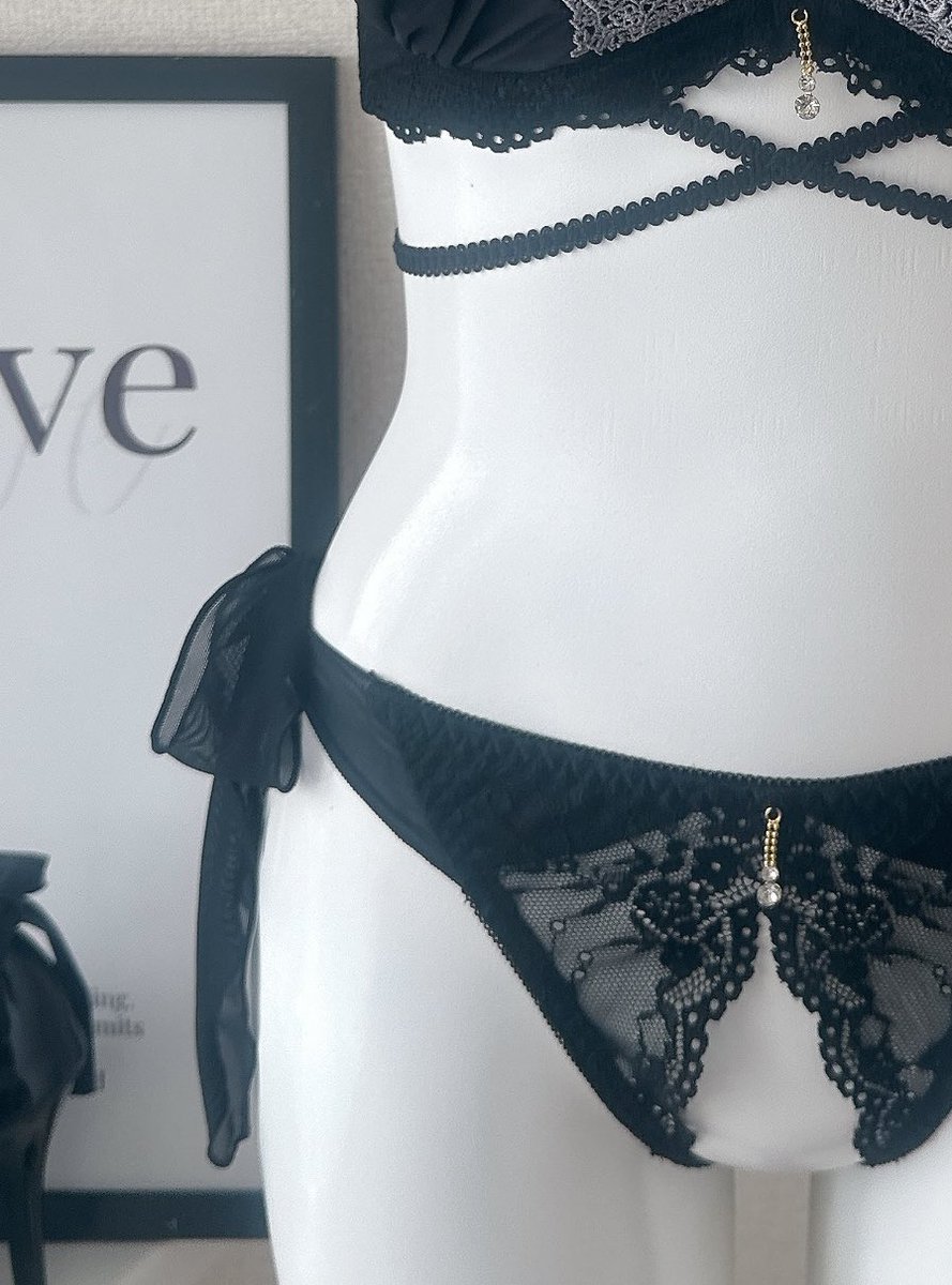 𝑇𝑤𝑖𝑙𝑖𝑔ℎ𝑡 𝑠𝑒𝑟𝑖𝑒𝑠✨
Pink🩷 or Black🖤