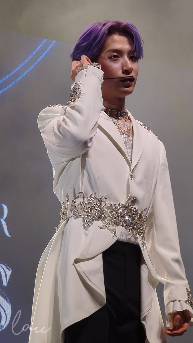 dalbit_x's tweet photo. This beautiful handsome stunning gorgeous prince was two inches away from me and I fear I will never move on #ONEUS #H_OUR_US #xion #2025ONEUSWORLDTOUR #oneusinchicago https://t.co/xYUHmfRKpG