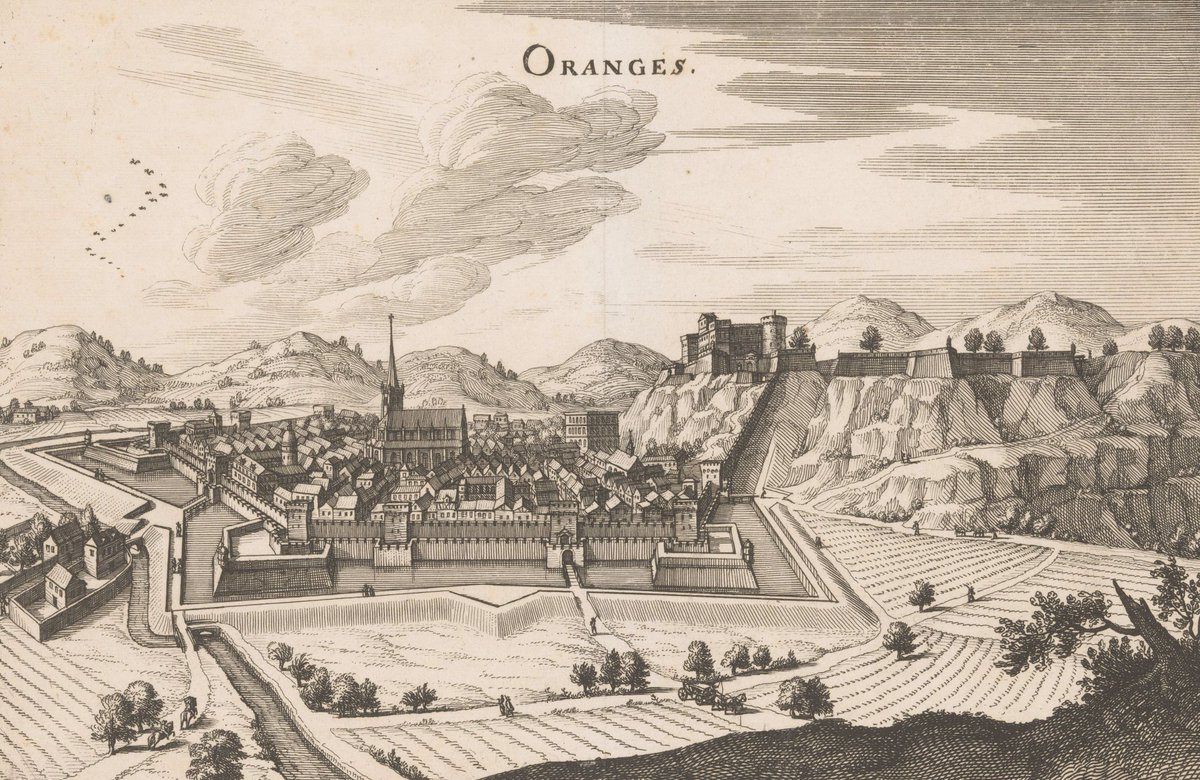 Orange, 15 augustus 1682. Het soevereine prinsdom Orange, sinds 1544 in het bezit van De Zwijger en zijn nakomelingen, werd overvallen door een Franse bezettingsmacht. De stadswallen werden volgestopt met explosieven, de stadspoort en torens gesloopt en de bevolking mishandeld.