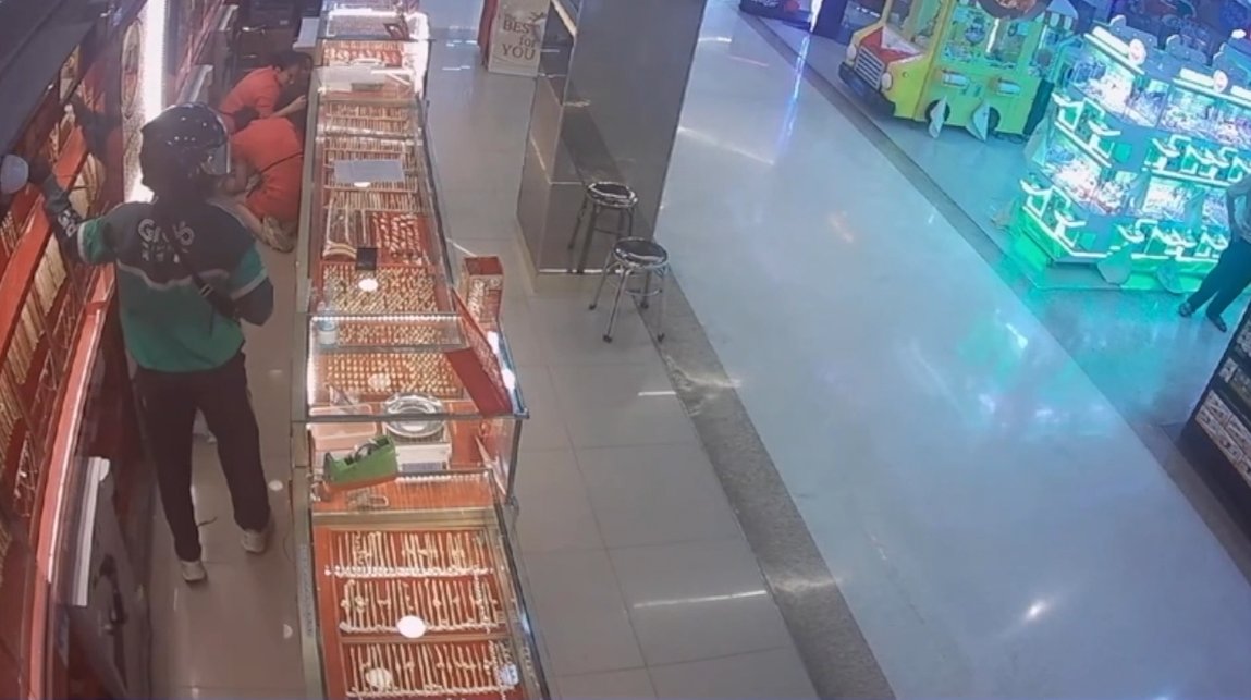 Police Hunt Robber in Huge Gold Heist tna.mcot.net/english-news-1… <a href="/TNAMCOT/">สำนักข่าวไทย Online</a>