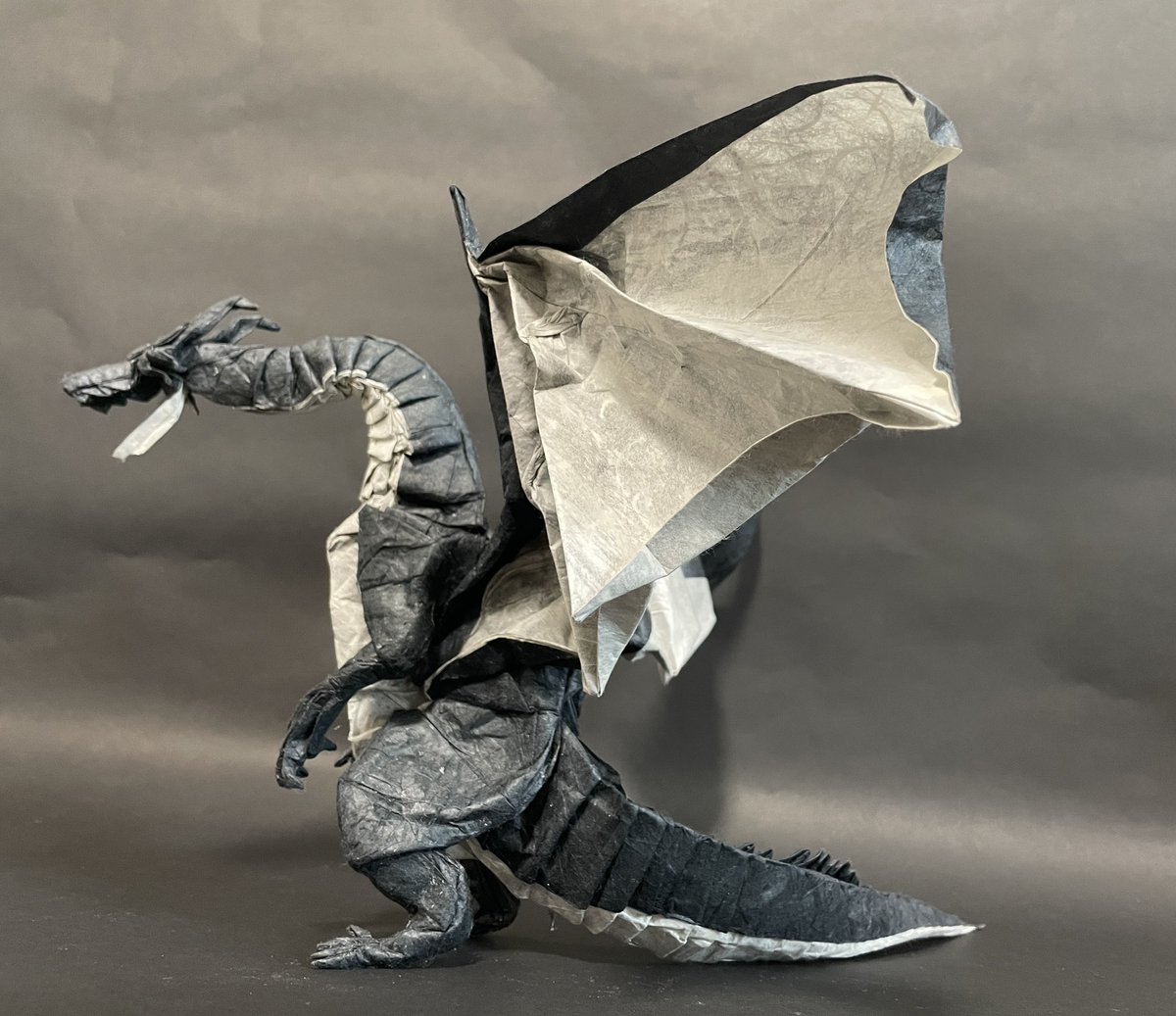 ミラボレアス
創作・折り手：ittsu
使用した紙：雲龍紙(裏打ち) 95cm
モンスターハンターシリーズよりミラボレアスを折りました。
#折り紙　#折り紙作品　#モンスターハンター　#ミラボレアス