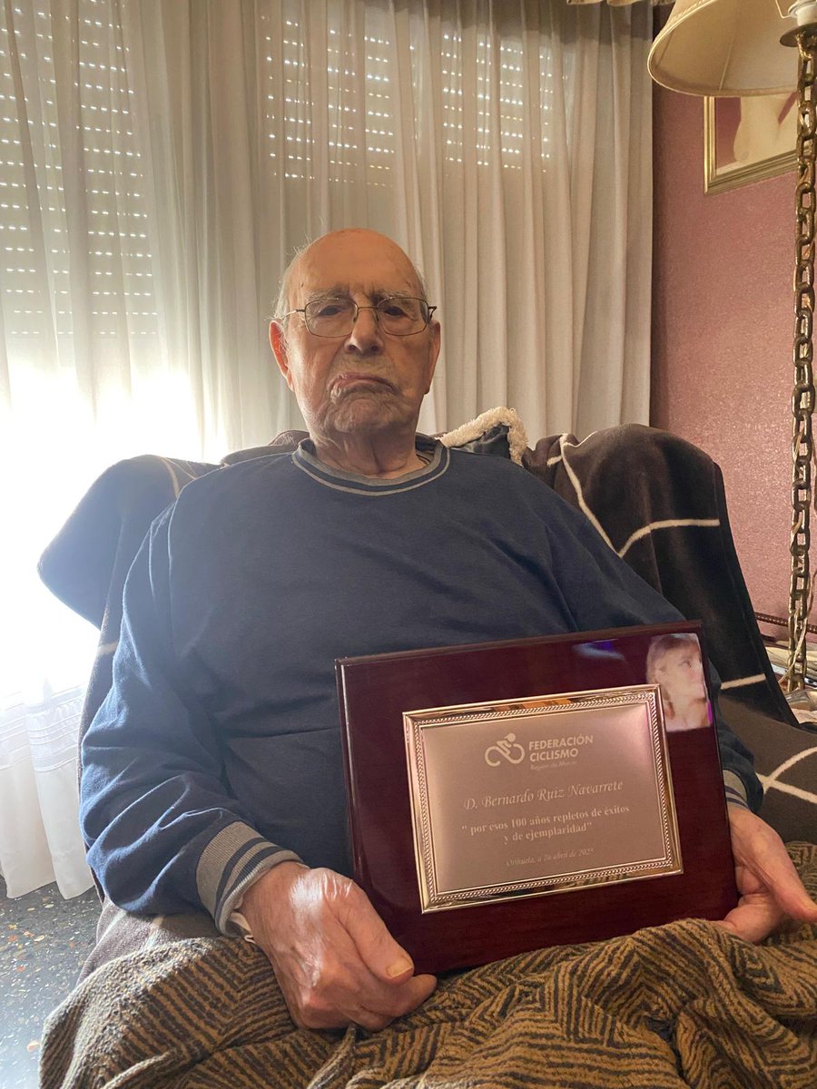 Nos ha dejado un referente y leyenda del ciclismo del levante español 🌹

⭐️ Ganador de <a href="/lavuelta/">La Vuelta</a> 🏆
⭐️ Ganador de etapa en las 3 grandes 💪
⭐️ Primer podio español en el <a href="/LeTour/">Tour de France™</a>  ♥️

Bernardo Ruiz 
1925 - 2025
DEP

#Murciaciclismo #CiclismoRegiondeMurcia
