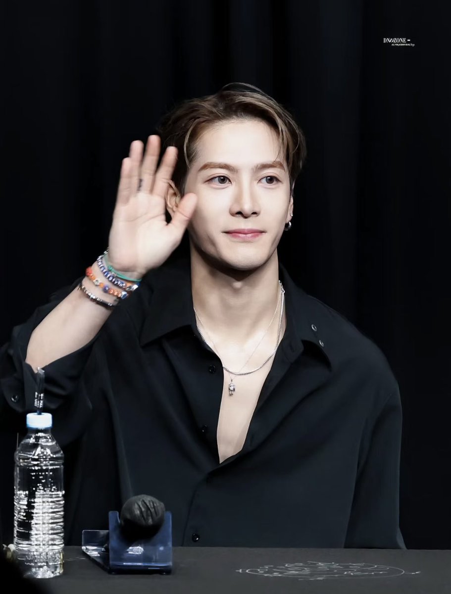 _jacksonloops's tweet photo. JACKSON AT MM2 FANSIGN EVENT https://t.co/d3ivCVEmm8