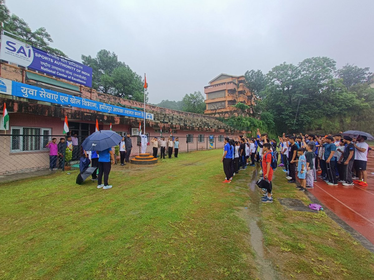SaiHamirpur's tweet photo. **भारतीय खेल प्राधिकरण, राष्ट्रीय उत्कृष्टता केंद्र, हमीरपुर** में सभी खिलाड़ियों एवं कर्मचारियों ने आज़ादी की भावना के साथ **79वां स्वतंत्रता दिवस** उत्साह, एकता और देशभक्ति के माहौल में मनाया। कार्यक्रम में राष्ट्रीय ध्वज फहराया गया  **जय हिंद!**
  @saimedia @chandigarh_rc https://t.co/nGpT0ISEWO