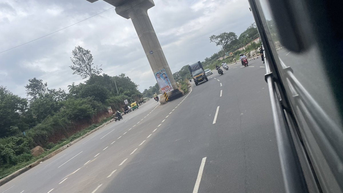 GSastryBlr's tweet photo. @btppubliceye @blrcitytraffic @Jointcptraffic This is a very dangerous junction on Kanakapura Road, leading to Valley school and CARI. Metro pillar blocking view. Accidents waiting to happen. Pl install speed breakers and clear signage. https://t.co/JwdWXcir8L