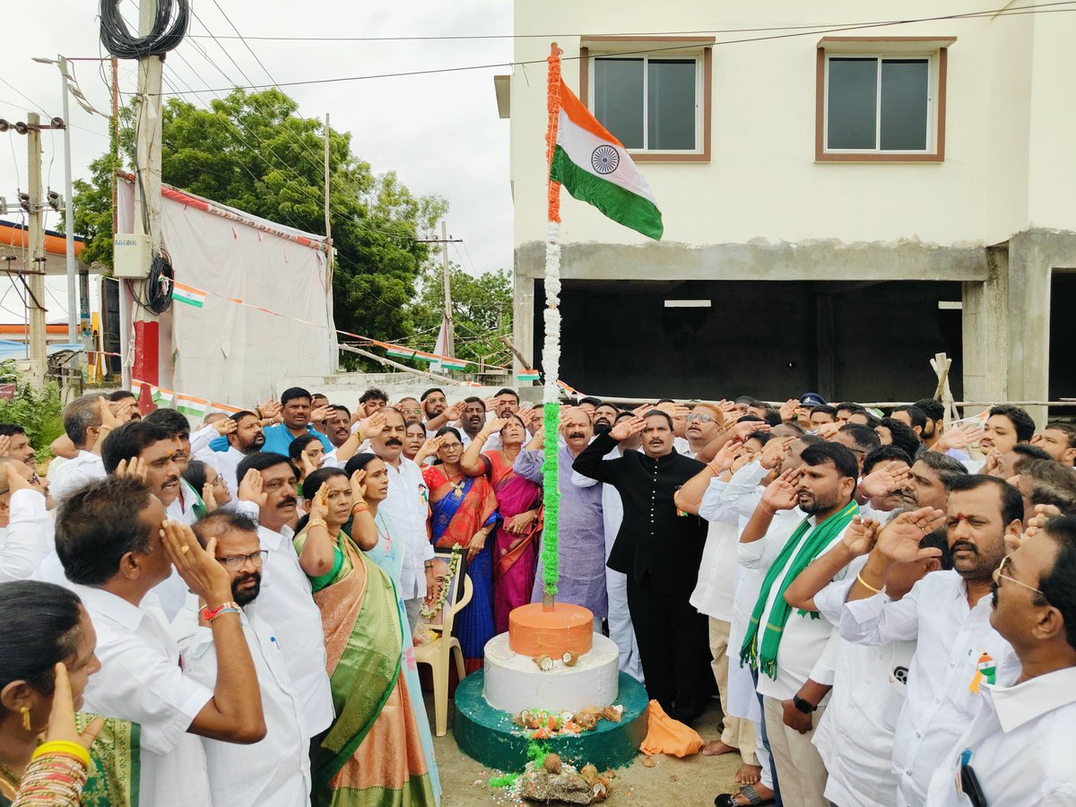 IlaiahBeerla's tweet photo. ఆలేరు నియోజకవర్గంలో 79వ స్వాతంత్ర్య దినోత్సవం సందర్భంగా పలు చోట్ల జాతీయ జెండాను ఆవిష్కరించిన ప్రభుత్వ విప్, ఆలేరు ఎమ్మెల్యే శ్రీ బీర్ల ఐలయ్య గారు.

#HappyIndependenceDay #indiafreedom #india #JaiHind #beerlailaiah #Telangana #PrajaPrabhutwam #Alair #alairmla #GOVERNMENTWHIP https://t.co/2C5NcMaAEB