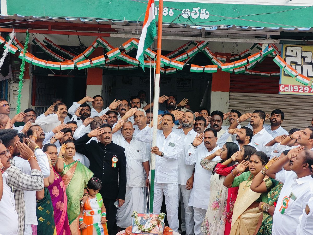 IlaiahBeerla's tweet photo. ఆలేరు నియోజకవర్గంలో 79వ స్వాతంత్ర్య దినోత్సవం సందర్భంగా పలు చోట్ల జాతీయ జెండాను ఆవిష్కరించిన ప్రభుత్వ విప్, ఆలేరు ఎమ్మెల్యే శ్రీ బీర్ల ఐలయ్య గారు.

#HappyIndependenceDay #indiafreedom #india #JaiHind #beerlailaiah #Telangana #PrajaPrabhutwam #Alair #alairmla #GOVERNMENTWHIP https://t.co/2C5NcMaAEB