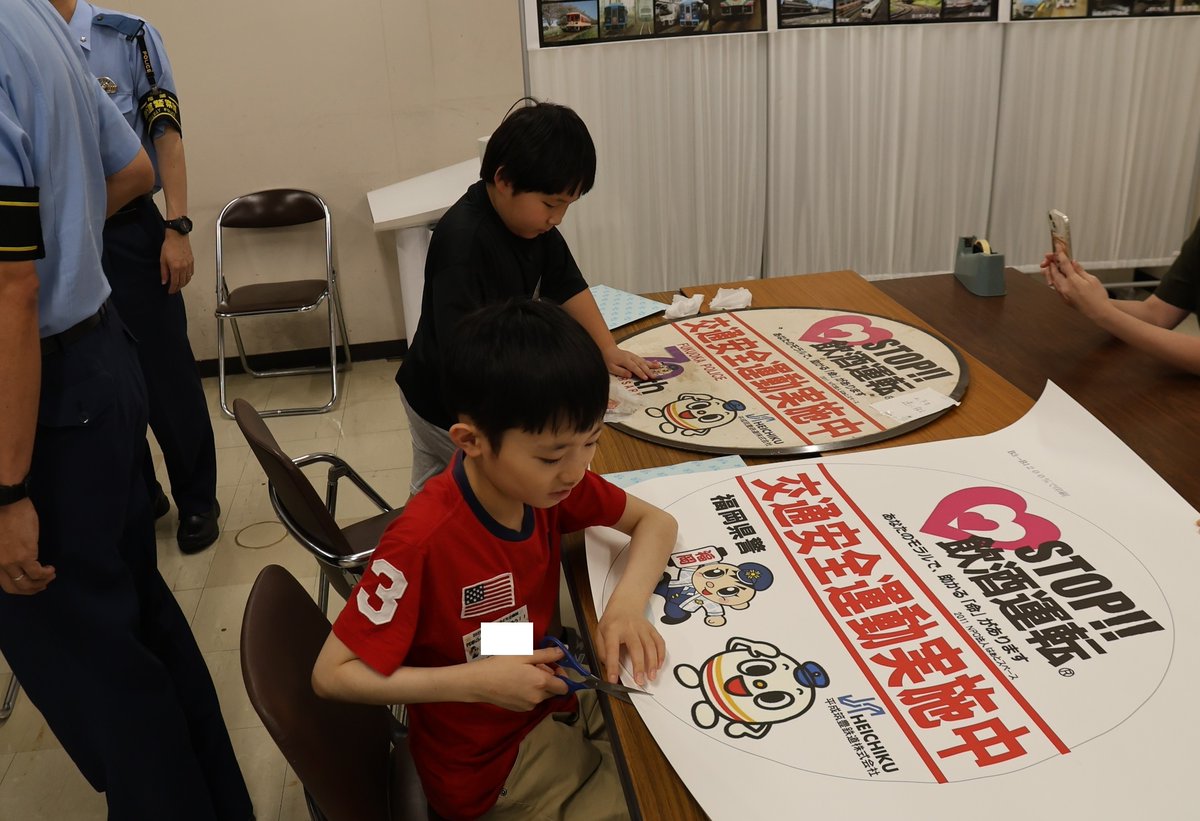 fukkei_koho's tweet photo. 【鉄道警察隊】福岡県庁主催の「なつやすみチャレンジフェスタ2025」に参加した子ども達と列車に付ける「STOP!!飲酒運転」 #ヘッドマーク を作成しました。子ども達の願いがこもったヘッドマーク付き列車が県内各地を駆け抜けます。毎月25日は #飲酒運転撲滅の日 8/25～31は #飲酒運転撲滅週間 https://t.co/bPcCcNHX42